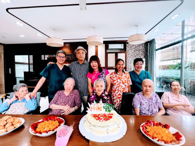 Thành viên gia đình tham gia vào tất cả các hoạt động hàng ngày cùng cha mẹ